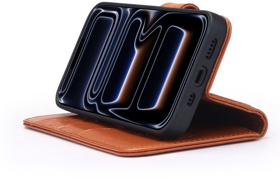 Bruine leren wallet bookcase open met telefoon erin. De telefoon heeft een scherm met lichteffecten.