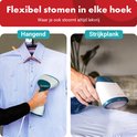 Linker afbeelding: hand gebruikt witte en turquoise stoomstrijkijzer op hangende jurk. Rechter afbeelding: hand gebruikt stoomstrijkijzer op strijkplank.