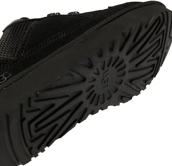 Zwarte UGG LO Lowmel sneaker, met de zool met profiel naar voren gericht.
