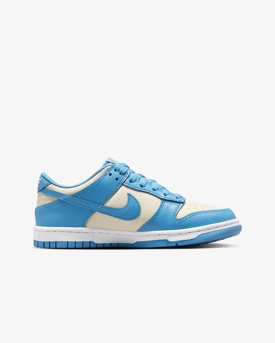 Linker Nike Dunk Low sneaker in crème en lichtblauw leer met blauwe veters.