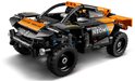 Gedetailleerde LEGO Technic NEOM McLaren Extreme E Team raceauto, zwart met oranje accenten.