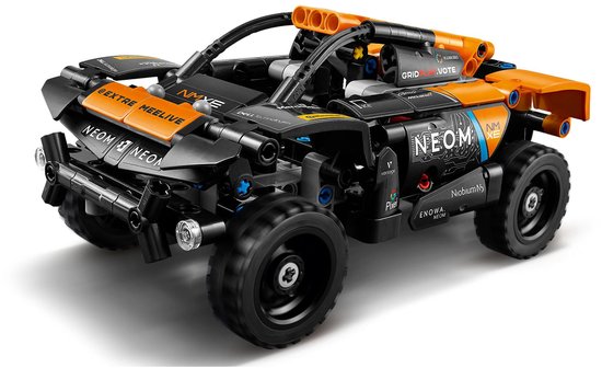 Gedetailleerde LEGO Technic NEOM McLaren Extreme E Team raceauto, zwart met oranje accenten.