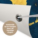Détail d'un œillet de poster de jardin, facile à accrocher.