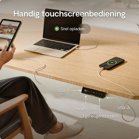 Handen laden een telefoon en tablet draadloos op aan een massief houten bureau. 'Handig touchscreenbediening', 'Snel opladen', 'USB-C', 'Hoogte (cm)', 'USB-A', '3 geheugenstanden'.
