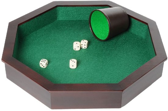 Een achthoekige speelbak met groen vilt, waarin vier witte dobbelstenen en een donkere beker liggen.