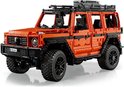 Gedetailleerde constructie van een oranje LEGO Technic Mercedes-Benz G 500.