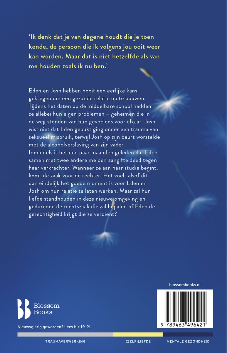Boekomslag met openingscitaten en een gedetailleerde synopsis. Bloemblaadjes zweven op een donkere achtergrond.