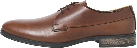Zijaanzicht van een bruine nette schoen met dunne veters en gestructureerde hak.