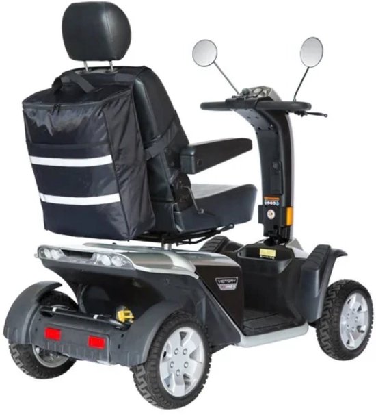 Zwarte boodschappentas met witte reflectiestrepen, bevestigd aan de achterkant van een grijze en zwarte scootmobiel met comfortabele stoel.