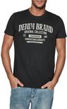 Man in een zwart t-shirt met witte tekst: "DENIM BRAND", "ORIGINAL COLLECTION", "EST. TRADEMARK 1986", "MANUFACTURED GARMENTS".