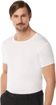 Man met bruin haar en snor, draagt een wit LABFRESH ondershirt met een wijde ronde hals. Zweet blijft er buiten.