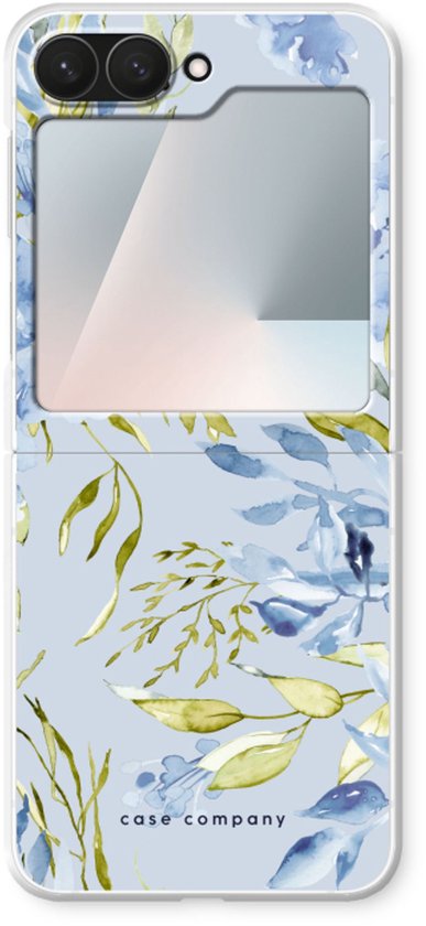 Lichtblauwe telefoonhoes met blauwe en groene bloemenprint en een camera-uitsparing.