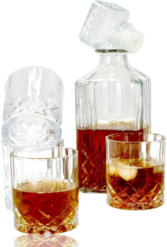 Whiskykaraf met amberkleurige drank en glazen stop, twee glazen met drank en ijs, plus twee stapelglazen. Alle met diamantpatroon.