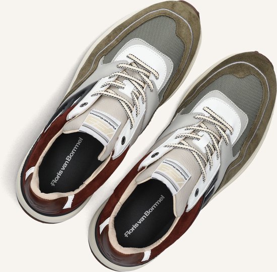 Bovenaanzicht van olijfgroene, witte en bordeauxrode sneakers met Floris van Bommel merknaam op de binnenzool.