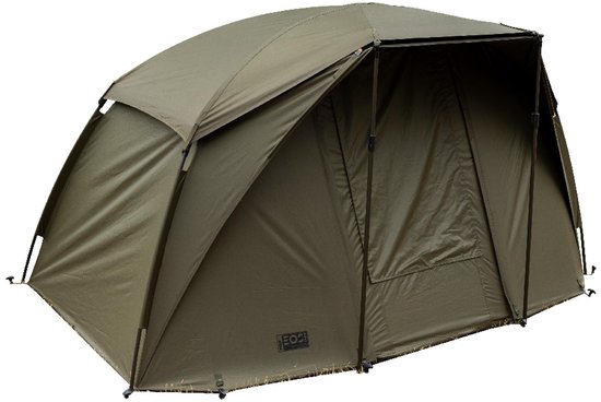 Een kaki bivvy tent met een gebogen dak, geïsoleerd op een witte achtergrond.