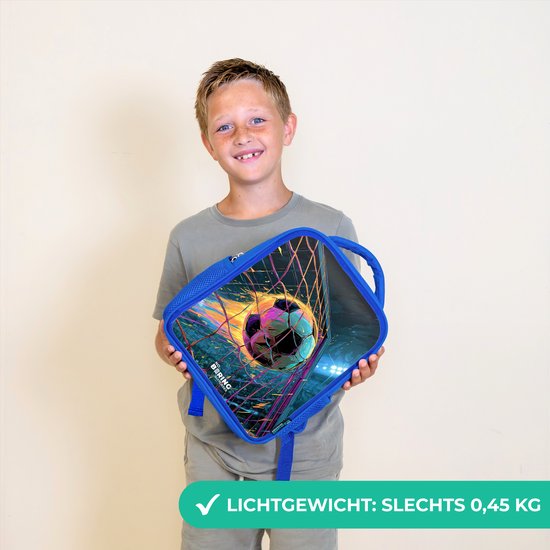 Jongen houdt een blauwe rugzak met neonkleurige voetbal in een net vast. Gewicht 0,45 kg.