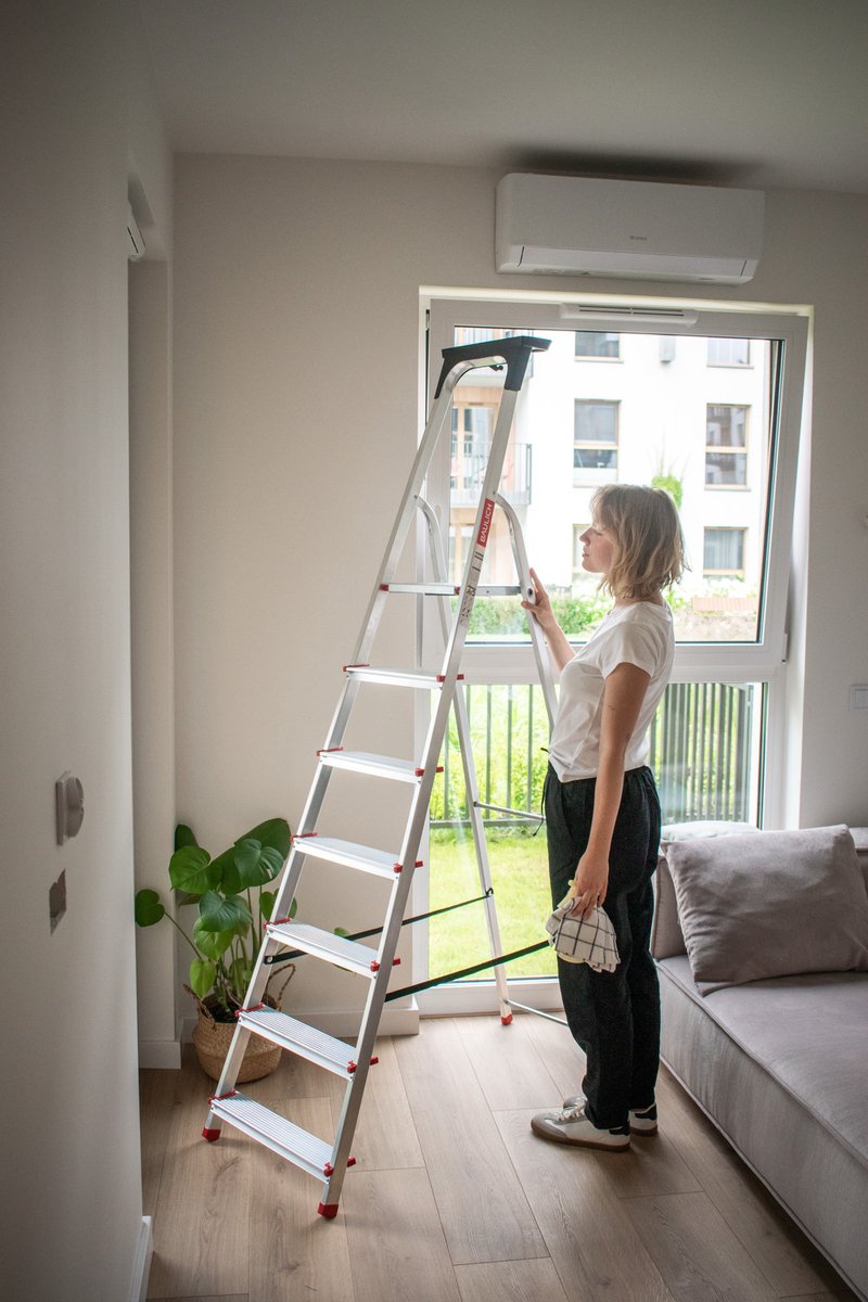 Baulich Huishoudtrap Aluminium - 7 treden met plateau - Opvouwbare vouwladder met antislip treden - Draagvermogen 125 kg - Werkhoogte 340 cm - Stabiele geprofileerde voeten – foto 6