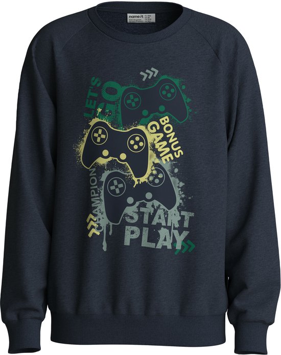 Donkerblauwe sweater met opdruk van drie gamecontrollers in groen, geel en grijs. Tekst: "START PLAY", "BONUS GAME", "LETS GO CHAMPION".