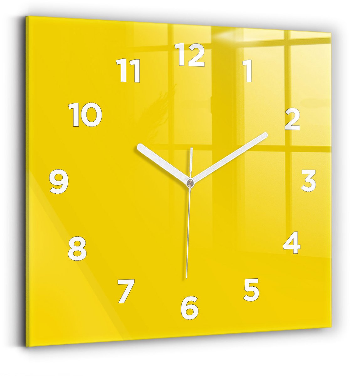 Wallfluent Wandklok - Geel Vierkante Glazen Wandklok - 30 cm x 30 cm - Geel Wandklok - Witte Handen - Wandklok Met Cijfers - Stille Wandklok Slaapkamer - Vierkante Glas Klok - Scandinavisch Wandklok - Vierkante Glazen Klok