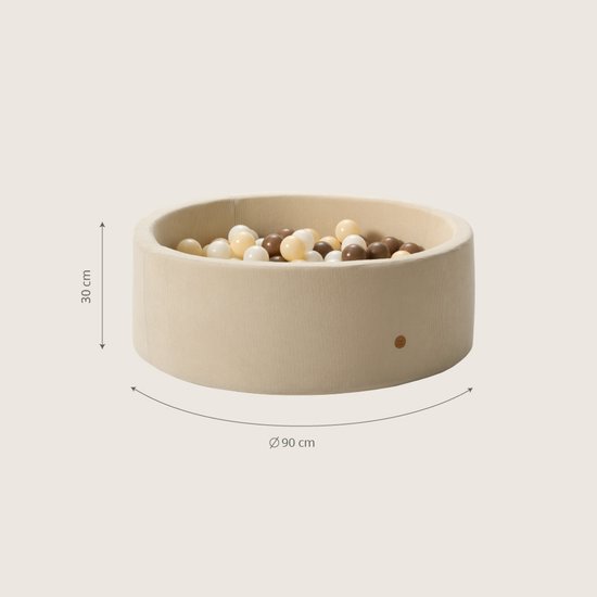 Een ronde, beige ballenbak met corduroy textuur, gevuld met witte, beige en bruine ballen. Afmetingen: 90 cm breed, 30 cm hoog.