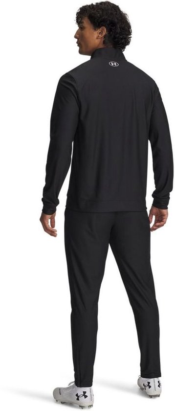 Achterkant van een zwarte trainingsjas met Under Armour logo.