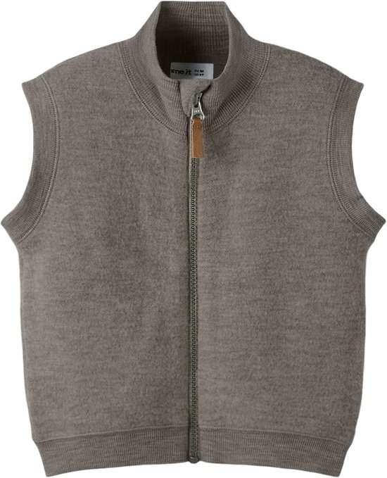 Bruin gebreid Name it gilet met ritssluiting, label in de nek en geribde afwerking op witte achtergrond.