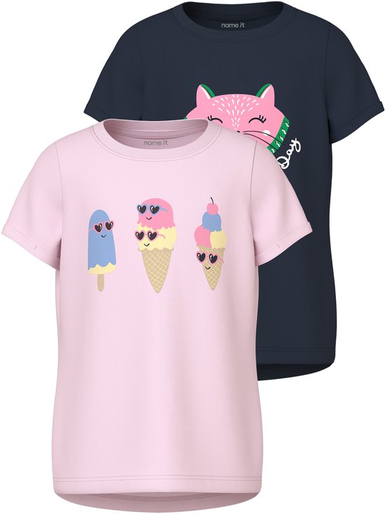 Ensemble de deux t-shirts : un bleu marine avec un imprimé chat rose et un rose pâle avec des cornets de glace et une glace.