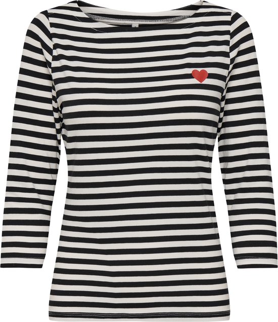 Zwarte top met horizontale witte strepen en een rood hartje op de borst. Driekwart mouwen.