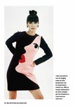 Model draagt een zwart en roze jurk met een gezichtsprofiel print, jaren '60 stijl.