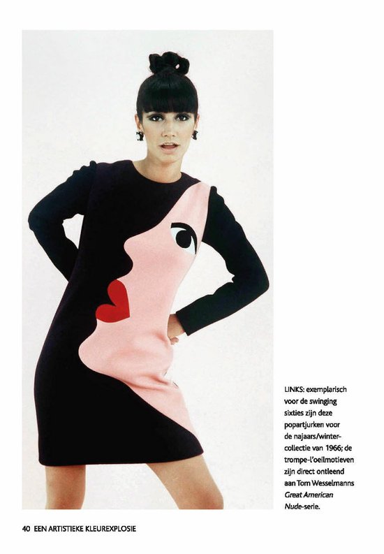 Model draagt een zwart en roze jurk met een gezichtsprofiel print, jaren '60 stijl.