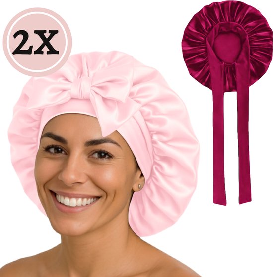 Vrouw met een roze satijnen slaapmuts met grote strik en een bordeauxrode slaapmuts ernaast, met '2X' in een cirkel.