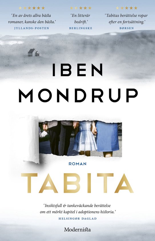 Livre 'Tabita' d'Iben Mondrup. Titre et nom sur une couverture hivernale avec une déchirure révélant une image d'une famille se tenant la main.