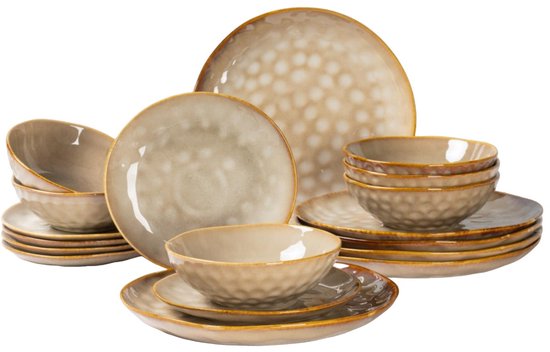 Een stapel servies van keramiek in ombré bruine tinten, met textuurpatronen.