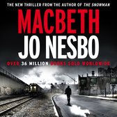Boekomslag van "Macbeth" door Jo Nesbø. Een man loopt weg van een trein in een stedelijke omgeving.