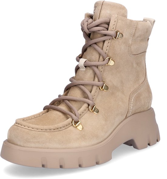Schuin vooraanzicht van een beige suède veterlaars met bruine veters en dikke zool.