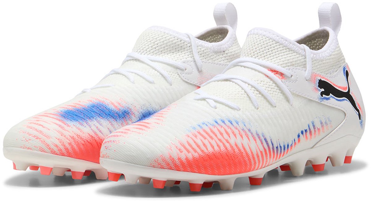 Witte Puma Future 8 Match voetbalschoenen voor kinderen, EU 31, met kleurrijke details en lichtgewicht mesh bovenwerk.