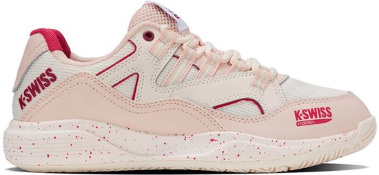 Lichtroze K-Swiss sneaker met rode accenten, spetters op de zool en 'K-SWISS PAD' logo.