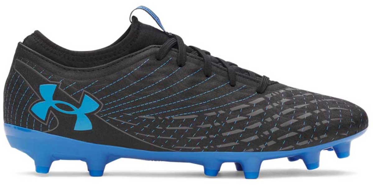 Zwarte Under Armour Magnetico Select 5 FG voetbalschoenen met blauwe accenten, maat EU 45 1/2, ontworpen voor direct comfort.
