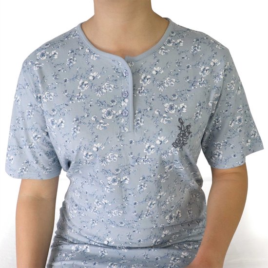 Bovenlichaam van een vrouw in een lichtblauw nachthemd met korte mouwen en bloemenprint.