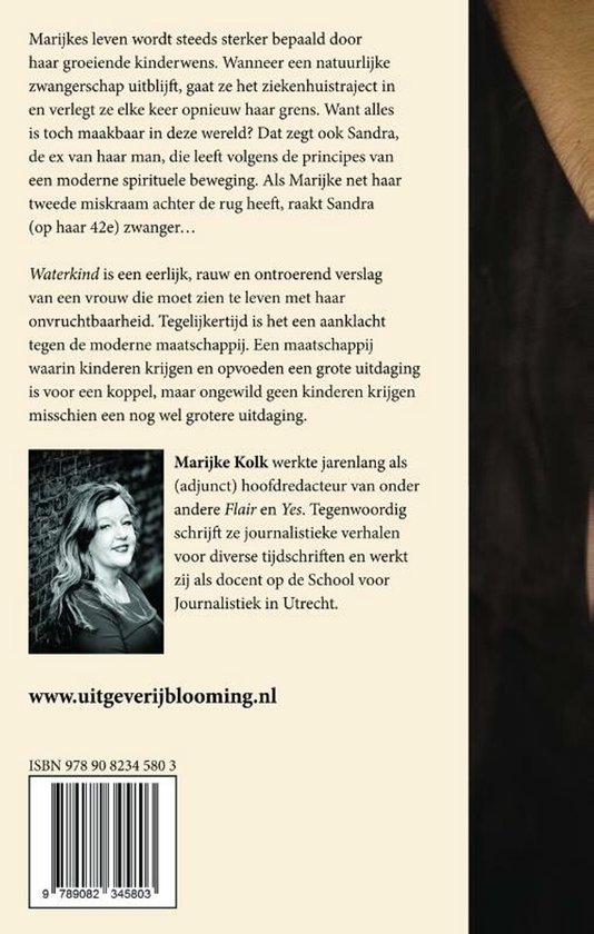 Portret van Marijke Kolk, met donker haar, glimlachend, met een sjaal om. Tekst: Marijke Kolk