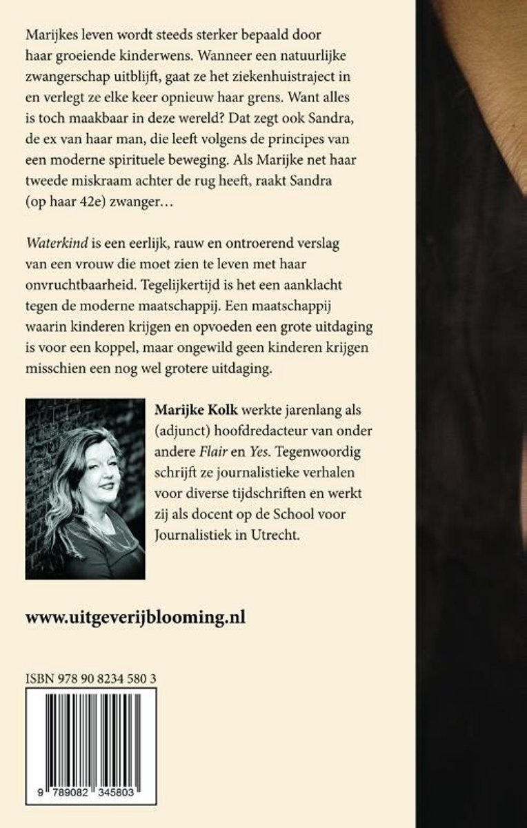 Portret van Marijke Kolk, met donker haar, glimlachend, met een sjaal om. Tekst: Marijke Kolk