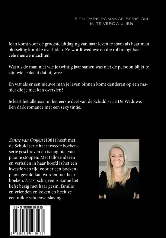 Een vrouw met blond haar, lachend, met een donkerblauwe top.