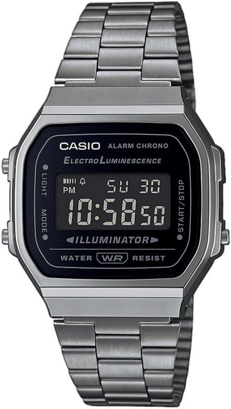 Unisex Casio horloge met zilverkleurige metalen band, vierkant zwart display met digitale tijdsaanduiding 10:58:50 en functies als alarm, chronograaf en verlichting.