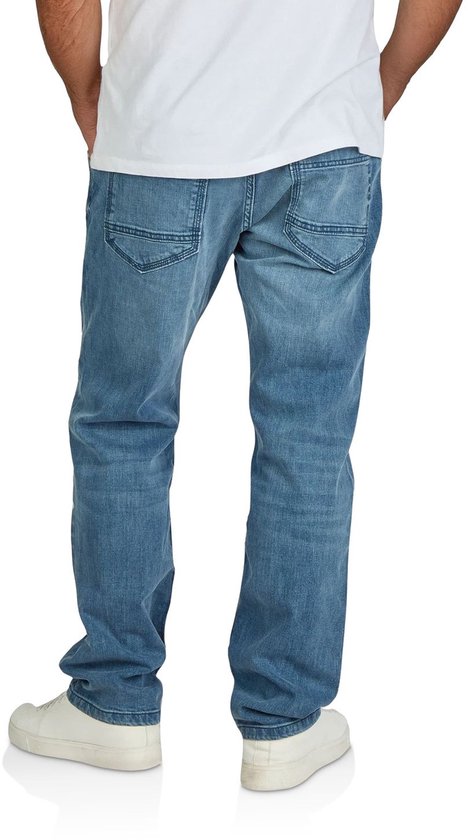 Lichtblauwe jeans met rechte pasvorm, getoond vanaf de achterkant.