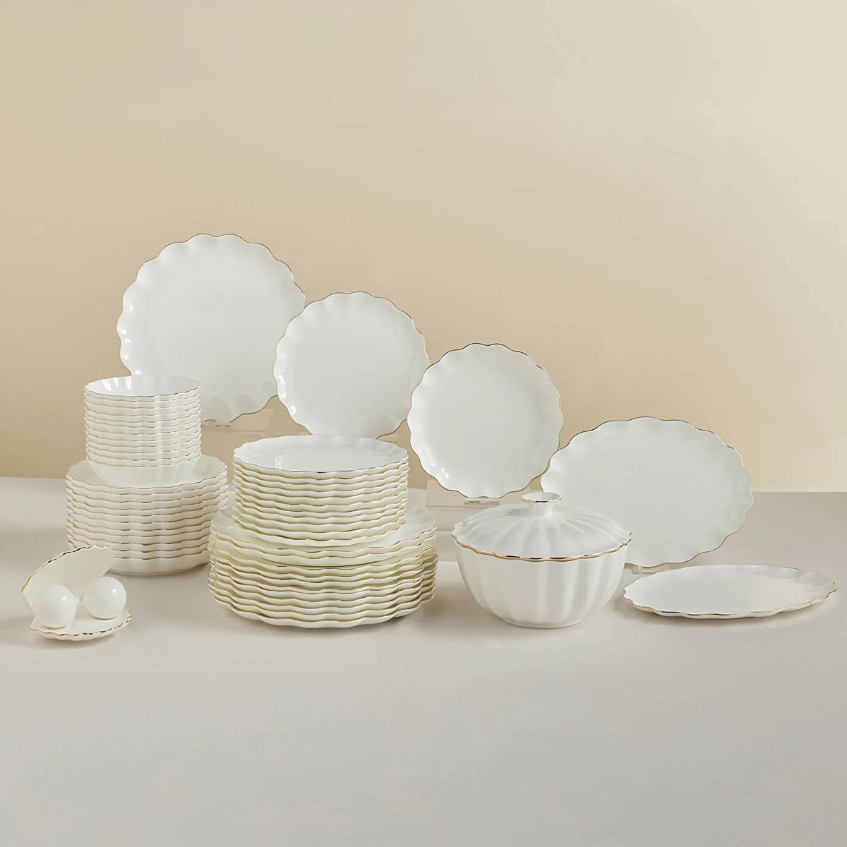 Karaca Fine Pearl Extra Shell Gold - 55-delige Serviesset – 12 Personen – Fine Pearl Porselein – Goud – Luxe Servies