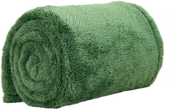 Een opgerolde, donkergroene teddy fleece deken.