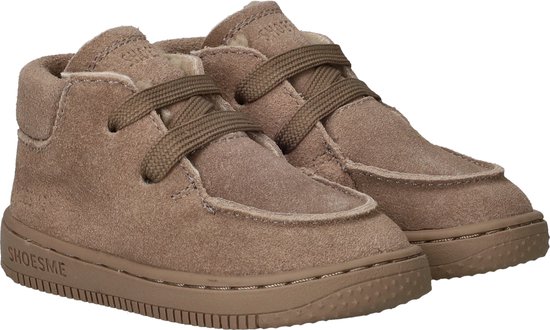 Lichtbruine suède Shoesme sneakers met veters en bruine zool. De voering is van teddy.