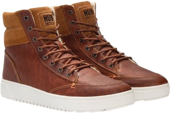 Paar bruine leren hoge sneakers met witte zolen, bruine veters en een bruine suède kraag met witte vacht.