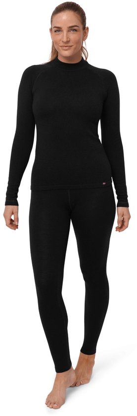 Een vrouw in een zwarte longsleeve top en legging.