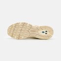 Onderkant van een beige New Balance 530 sneaker met New Balance logo.